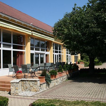 Park Hotel Es Rendezveny Centrum Babolna Luaran gambar
