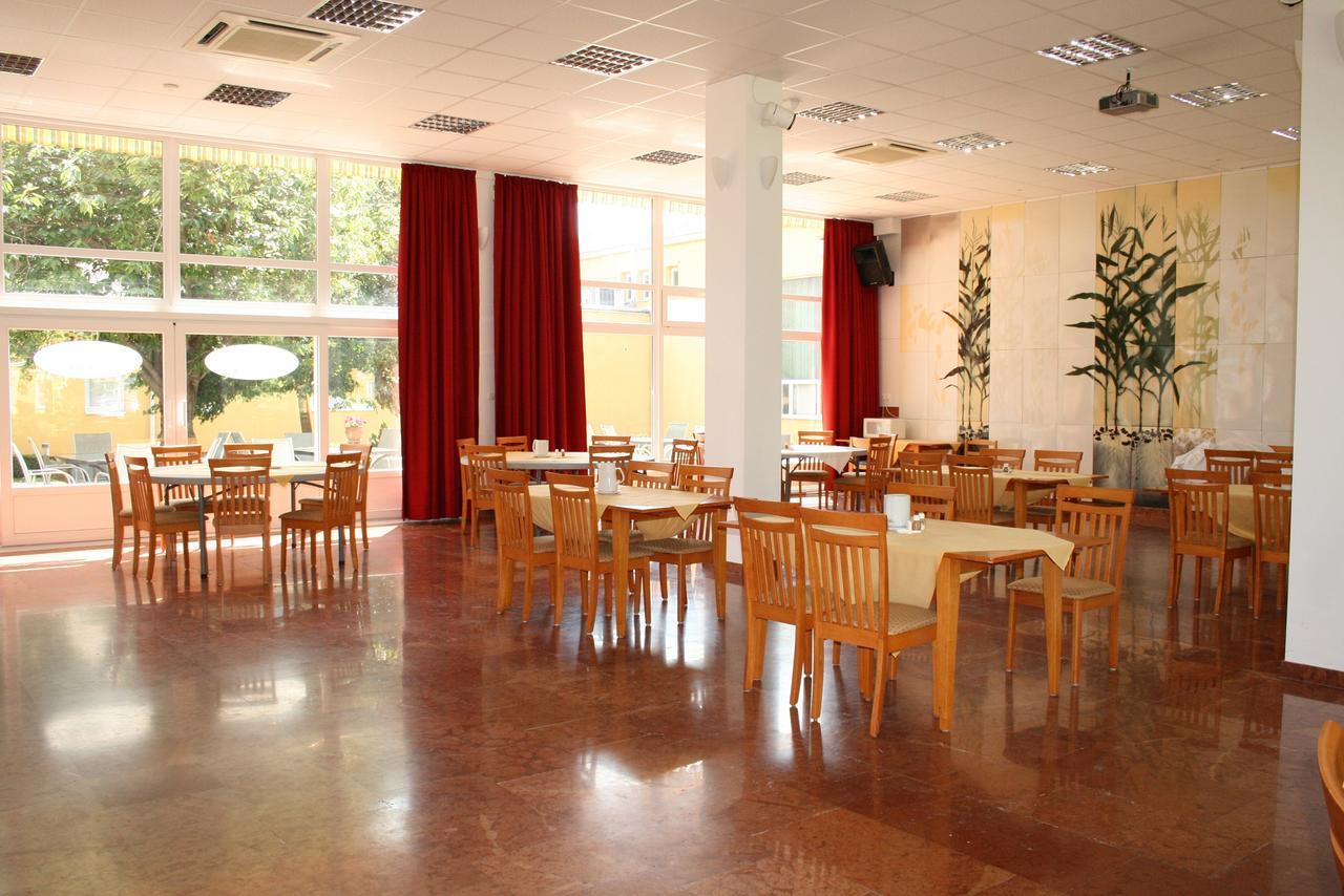 Park Hotel Es Rendezveny Centrum Babolna Luaran gambar