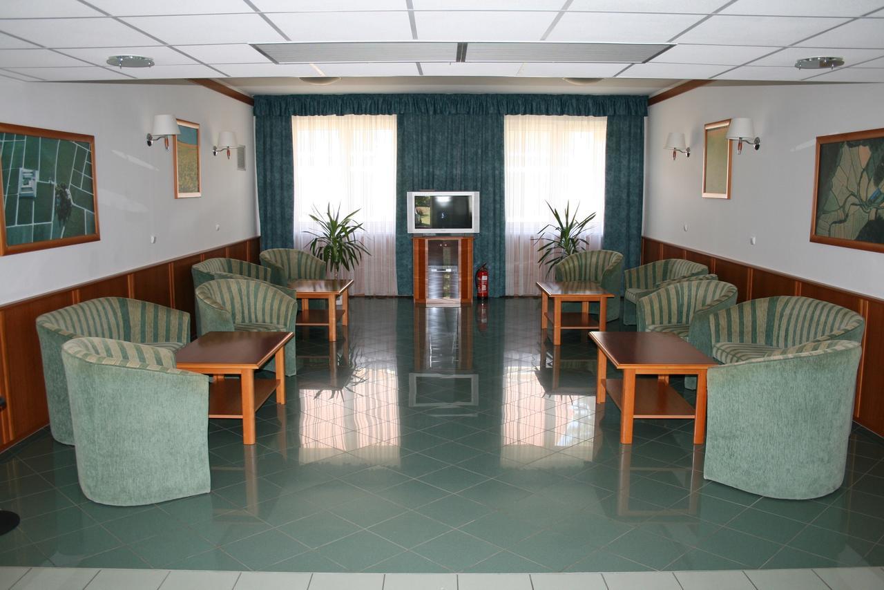 Park Hotel Es Rendezveny Centrum Babolna Luaran gambar