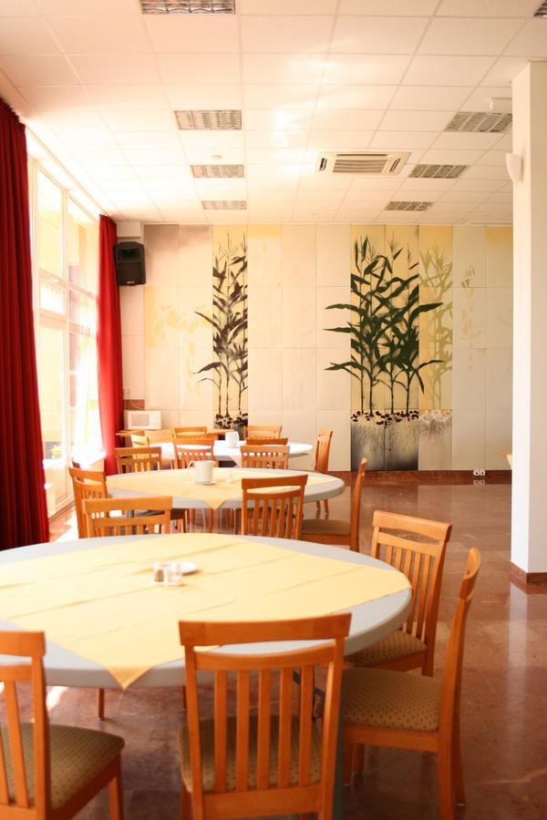 Park Hotel Es Rendezveny Centrum Babolna Luaran gambar