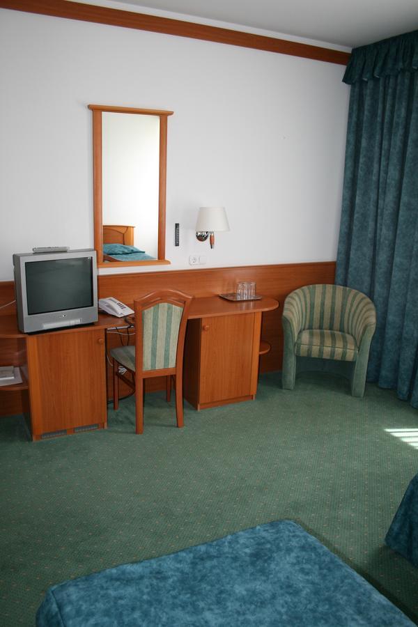 Park Hotel Es Rendezveny Centrum Babolna Luaran gambar