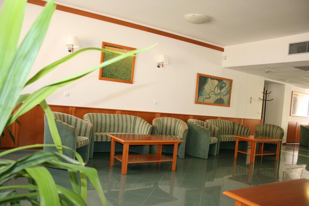 Park Hotel Es Rendezveny Centrum Babolna Luaran gambar